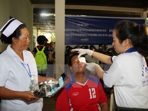 Vietnam supports poor patients  in Laos - ảnh 1